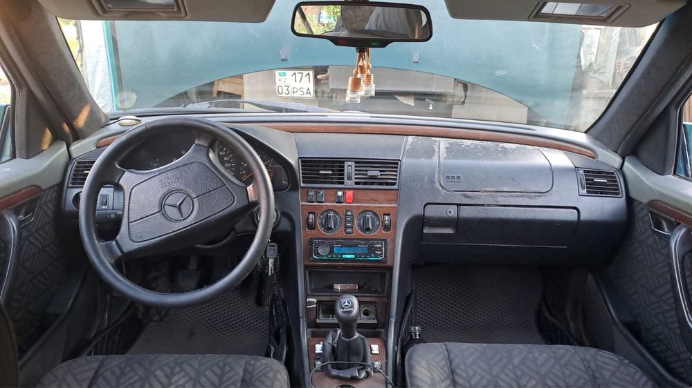 Mercedes Bens C202