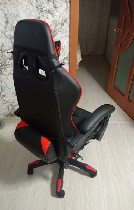 Ергономичен геймърски офис стол с лумбална и шийна опора – комфорт за