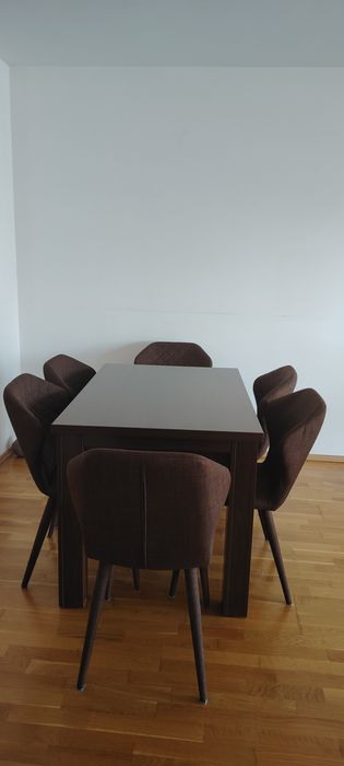 Vând masa extensibila cu scaune pt living sau bucatarie Mobexpert