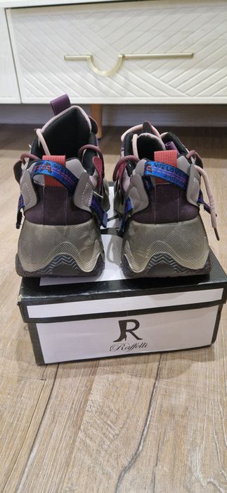 Продам кроссовки б/у