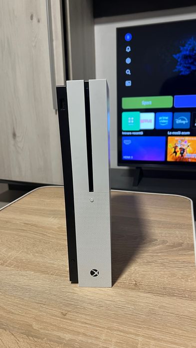 Vând consolă Xbox One S 1TB