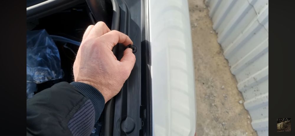 Нит за горните кори на на багажника на Мерцедес W211