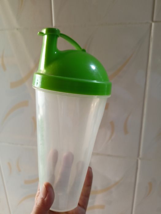 Кофейные чашки и  стакан с крышкой