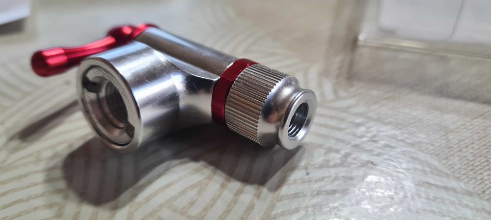 Аварийна помпа за гуми с патрон сгъстен газ