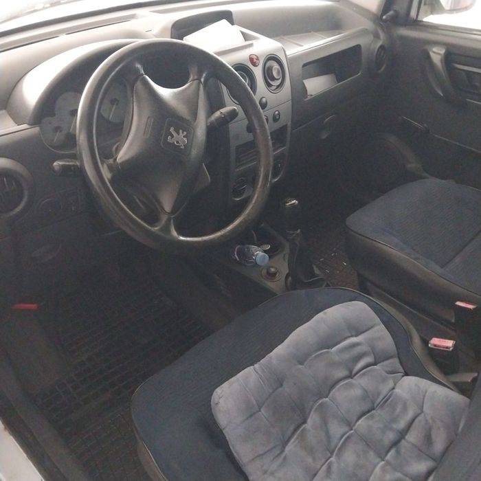 Продавам автомобила