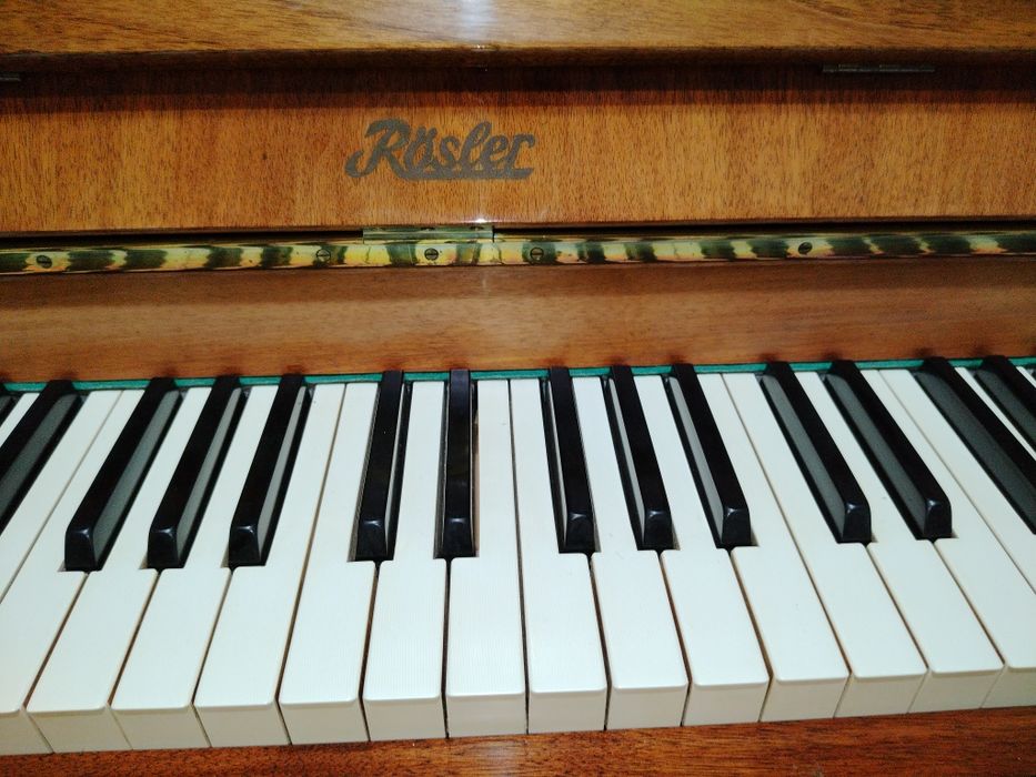 Pianine diverse mărci, cu garantie si acordaj.