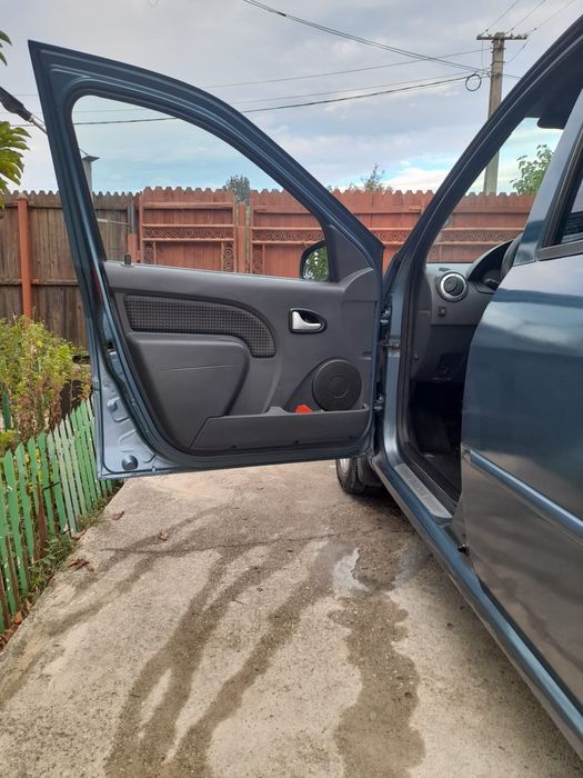 Dacia Logan, 1.6 16V • 2006 • 180.000 KM • Albastru • Navigație