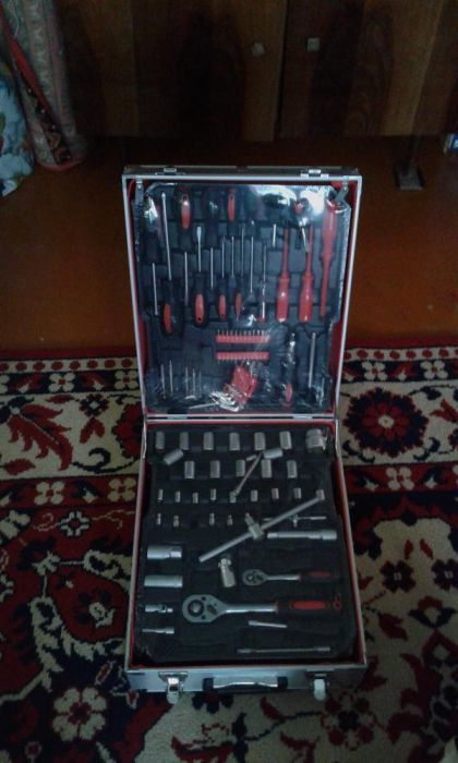 Продаю набор чемодан инструментов