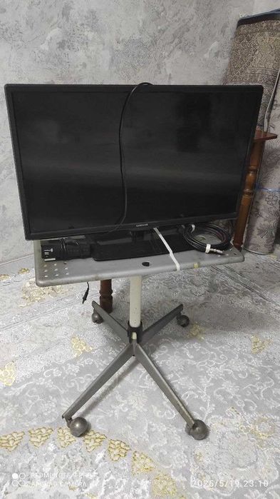 Телевизор Samsung 32" с тюнером на подставке + стол кухонный, б/у