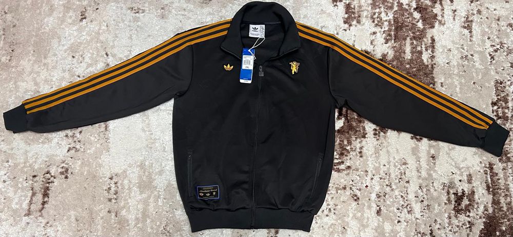 Vând compleu nou original de bărbați Adidas Manchester United