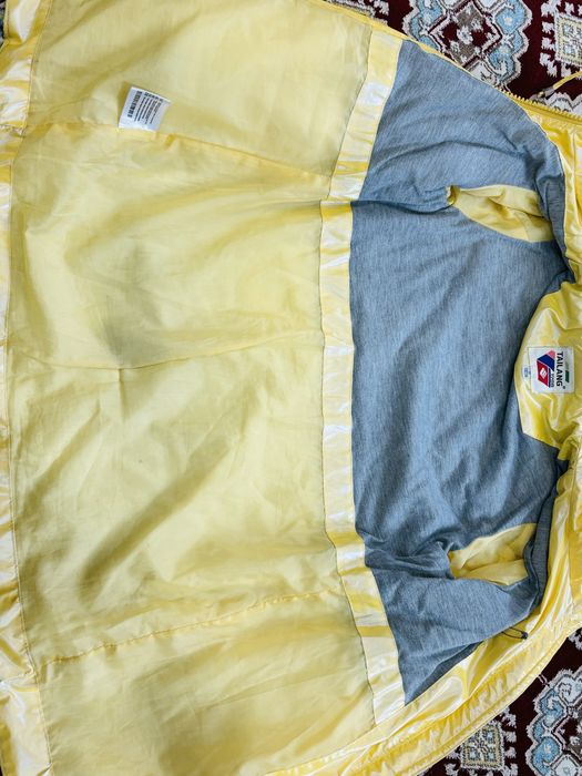 Куртка желтая осень