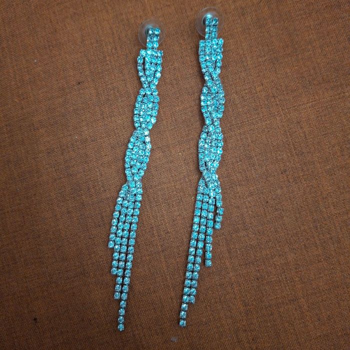 Винтидж бижута с бели кристали: колие, обеци с клипс и дълги обеци.