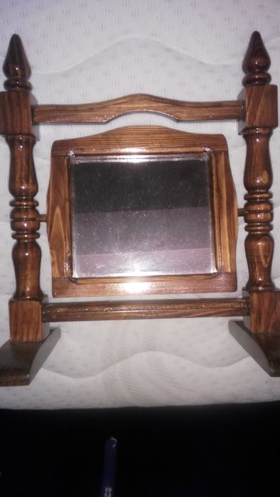 Огледало с дървена рамка