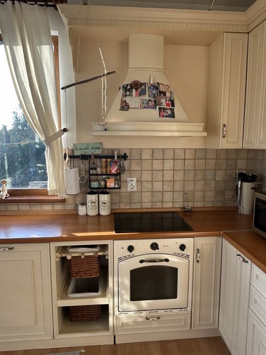 Кухня с включени ел. уреди