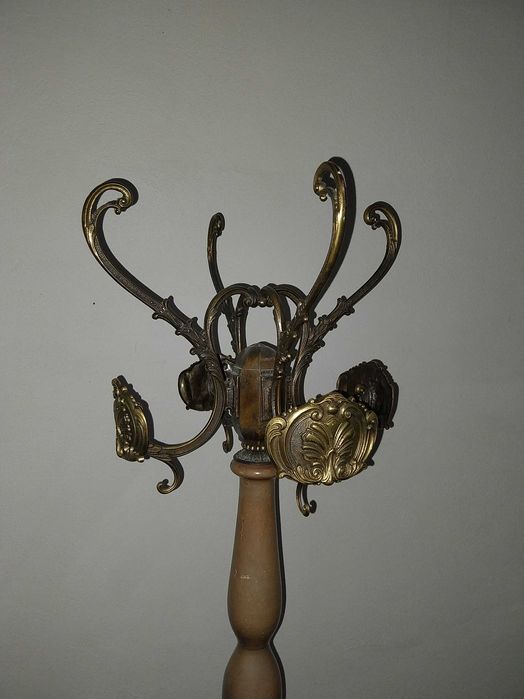 Cuier din lemn si bronz