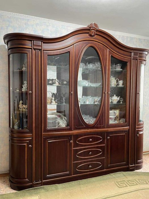 Продам гостинный шкаф