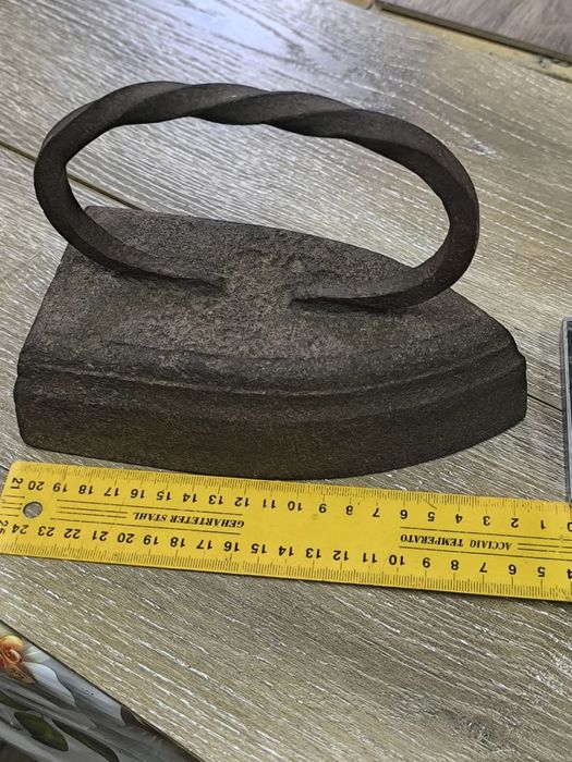 Антикварный чугунный утюг