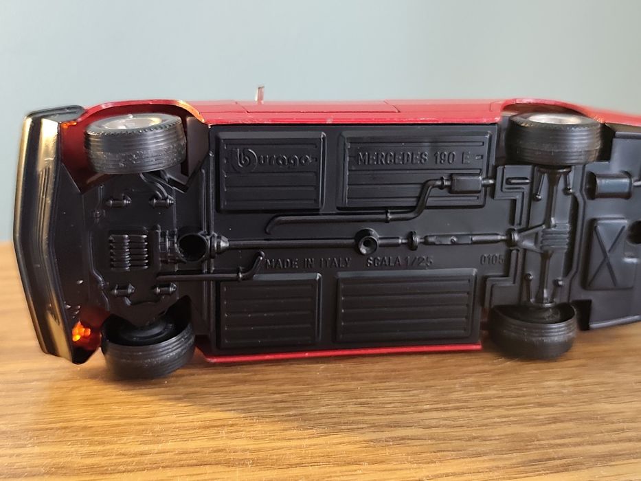 Macheta burago Mercedes-Benz 190 E scara 1/25