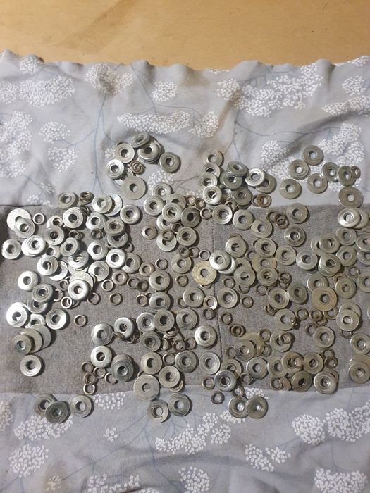 Vând  șuruburi m6 × 1.6mm