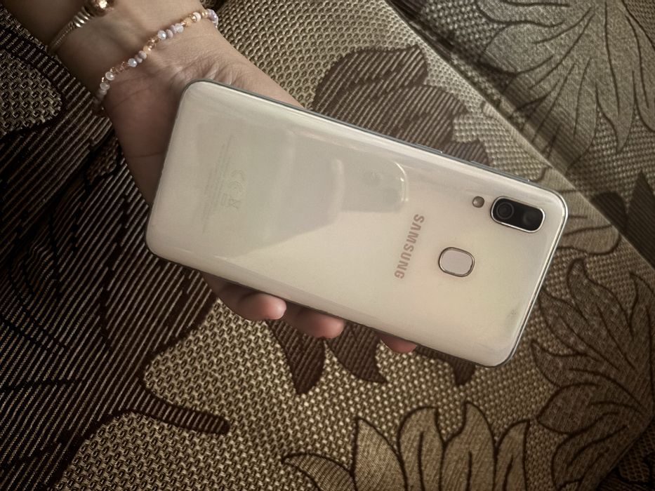 Samsung A40, бял