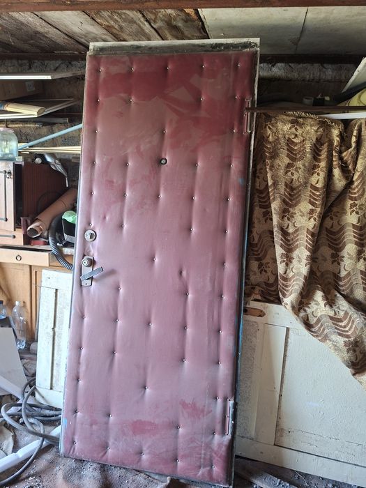 Продам металлическую входную дверь