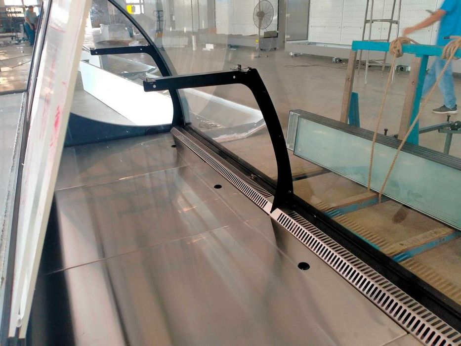 Vitrină frigorifică mezeluri 200 cm  2–8°C geam semirotund LED