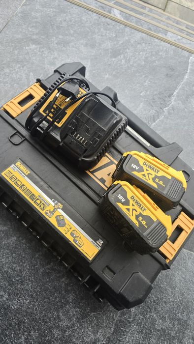 DeWalt ( 2x acumulatori 5Ah+ stație+cutie)