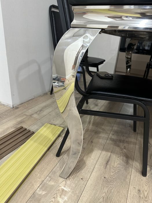 Стеклянный стол