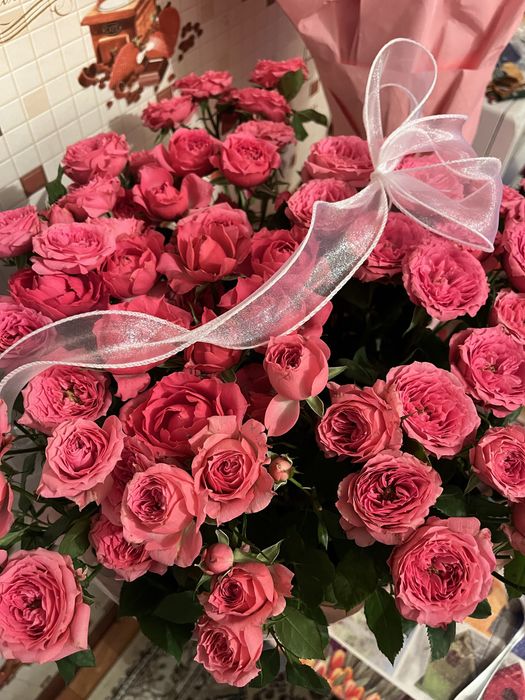 Корзинадағы әдемі гүлдер, сыйлыққа дайын