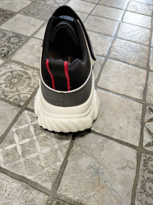 СРОЧНО Продам кроссовки