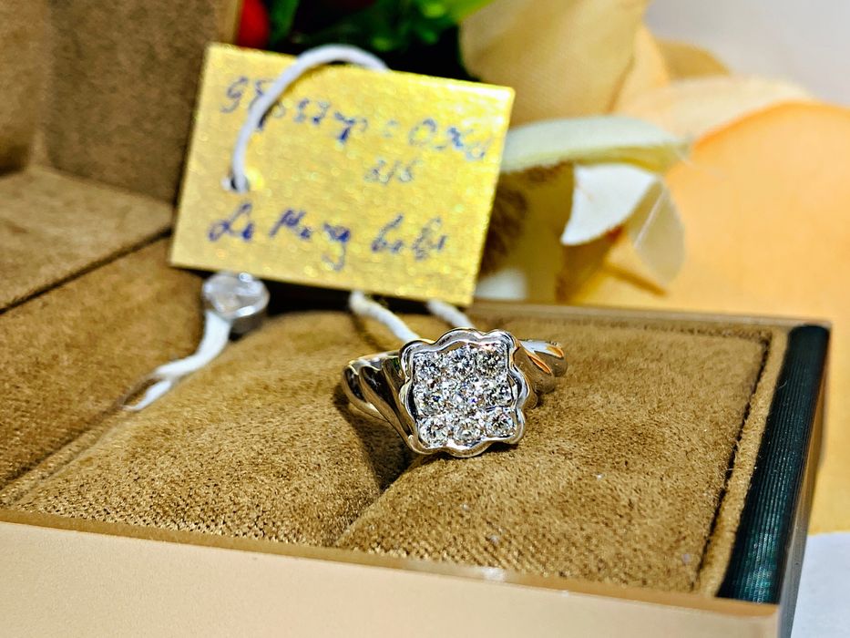 Оригинальной модели золотое кольцо с бриллиантами