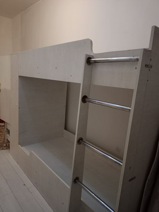 Кровать вместе с  шкафом