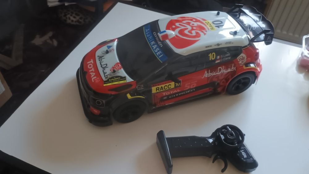 Mașinuță cu telecomandă (cu încărcător)