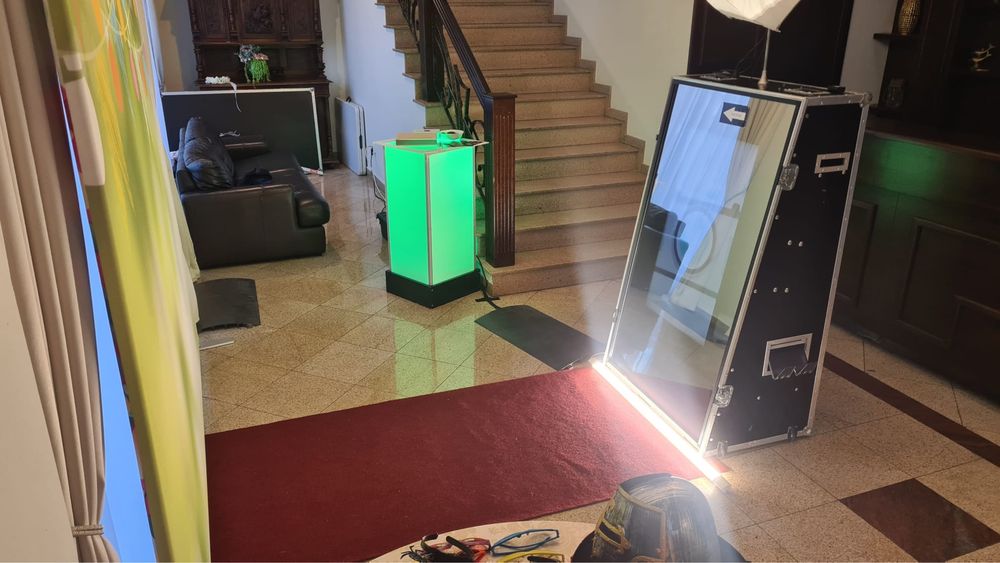 Cabină Foto & Oglindă Magică – Distracția garantată la evenimentul tău!