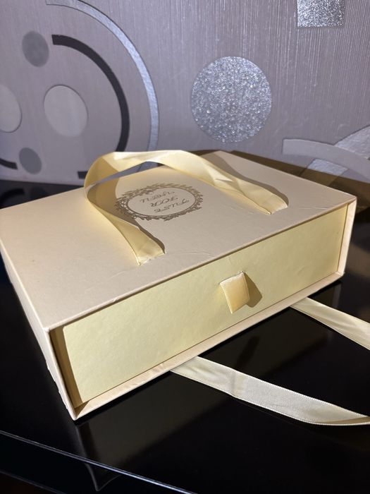 Cutie cu trandafiri din sapun