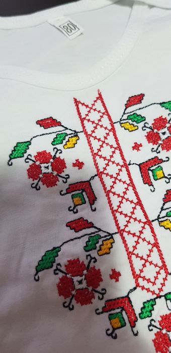 Шапка и боди с народни мотиви