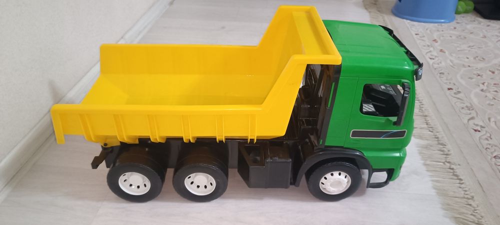 Большой игрушечный самосвал