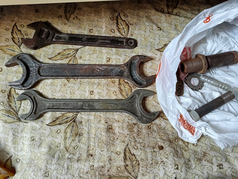 Гаечные и разводной ключ советские