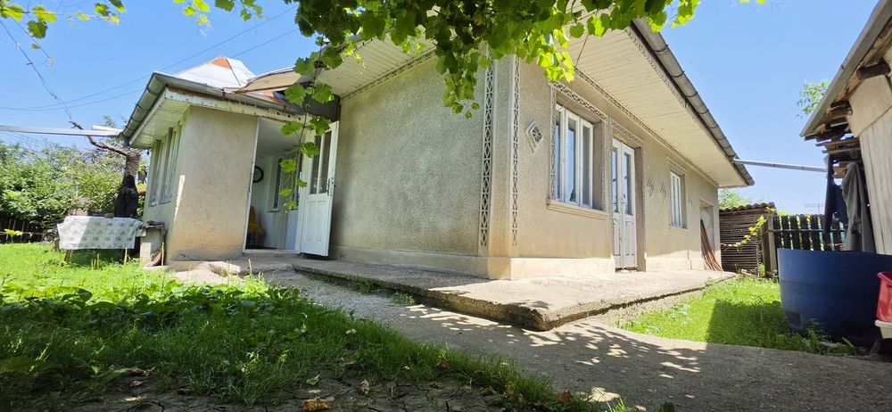 Teren intravaliat cu casa Husi