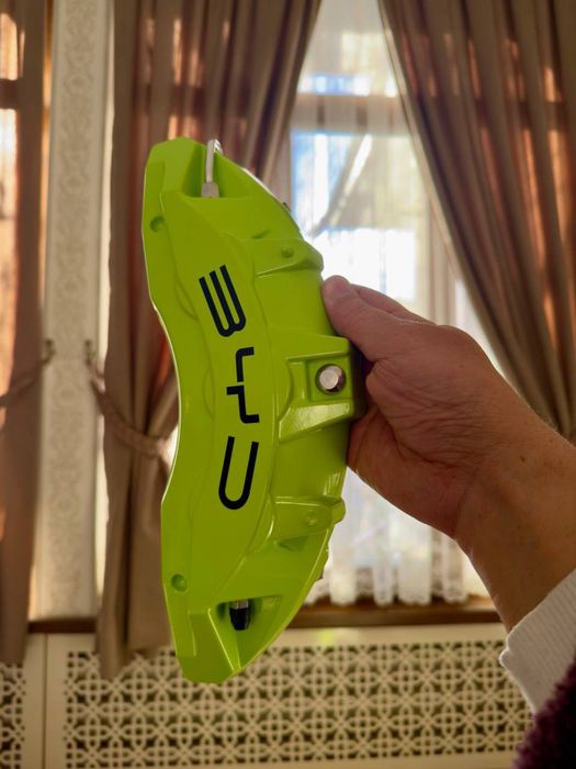 Спортивные суппорта, накладки на тормоза автомобиля