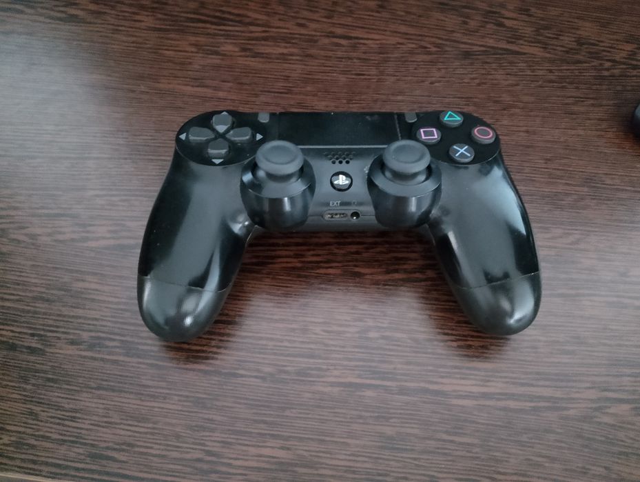 PS4 + 2 manete + volan, pedale, schimbător și jocuri – 1.000 lei