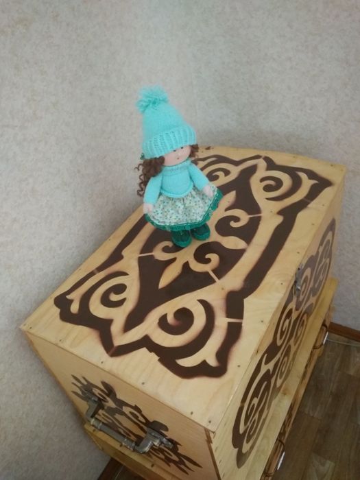 Сундук с орнаментом, из фанеры.