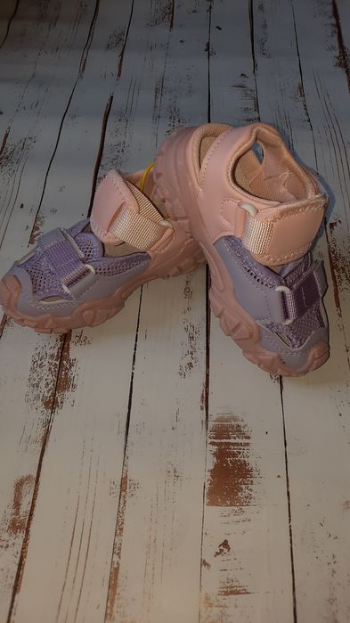 Обувь на детей новая.