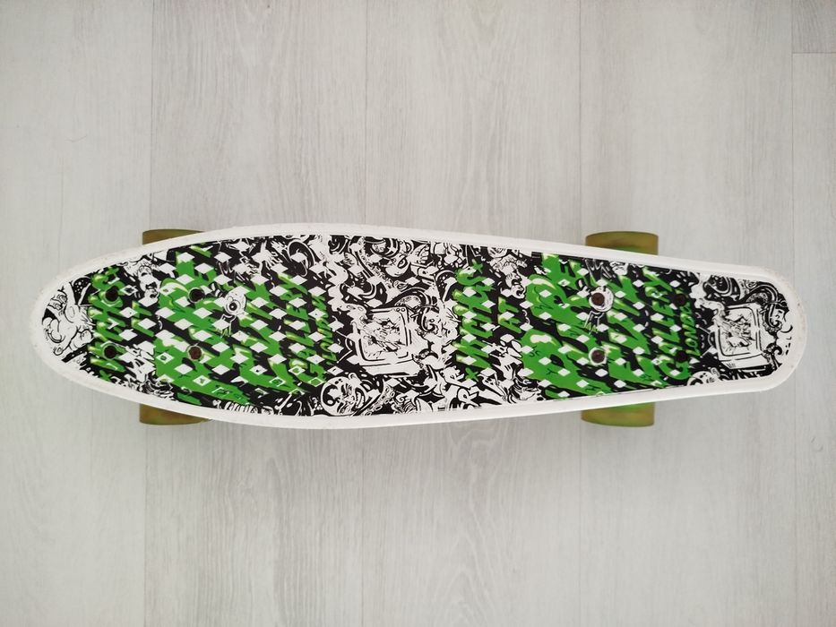 Penny board:green-white;orange-black
