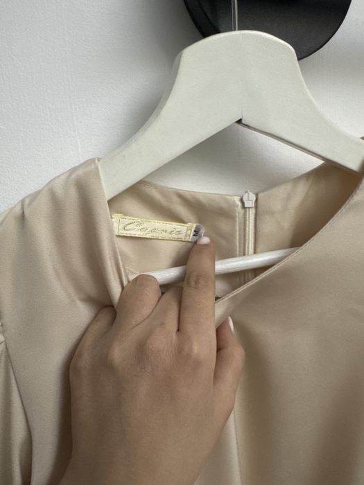 Платье бежевое атласное