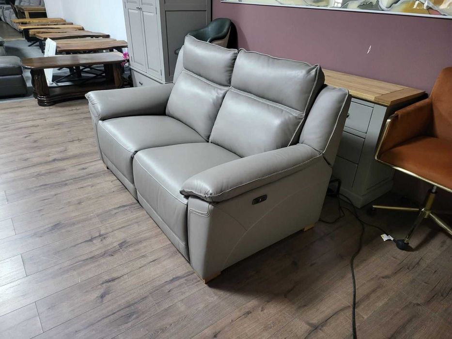 Сив кожен диван двойка с електрически релаксиращ механизъм
