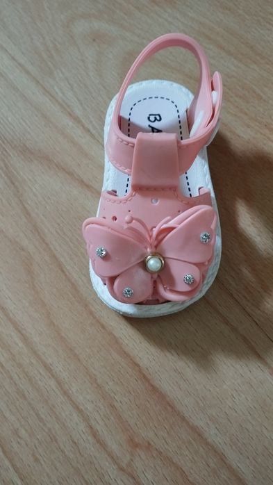 Бебешки сандали за момичета