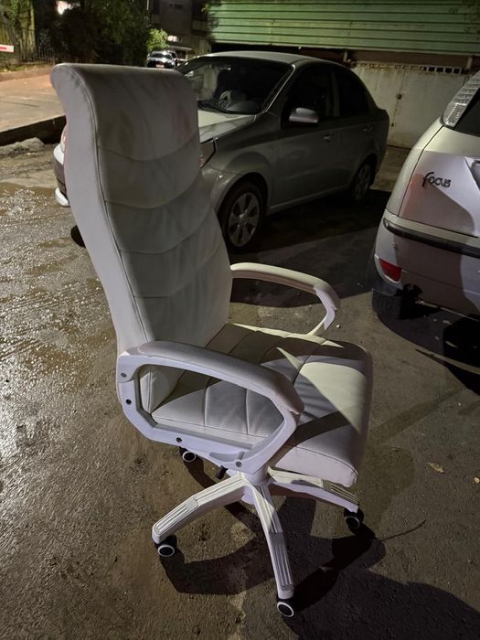 Белое офисное кресло