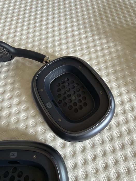 Apple AirPod Max in midnight