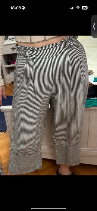Pantaloni de vara in dungi si pantaloni scruti de blugi